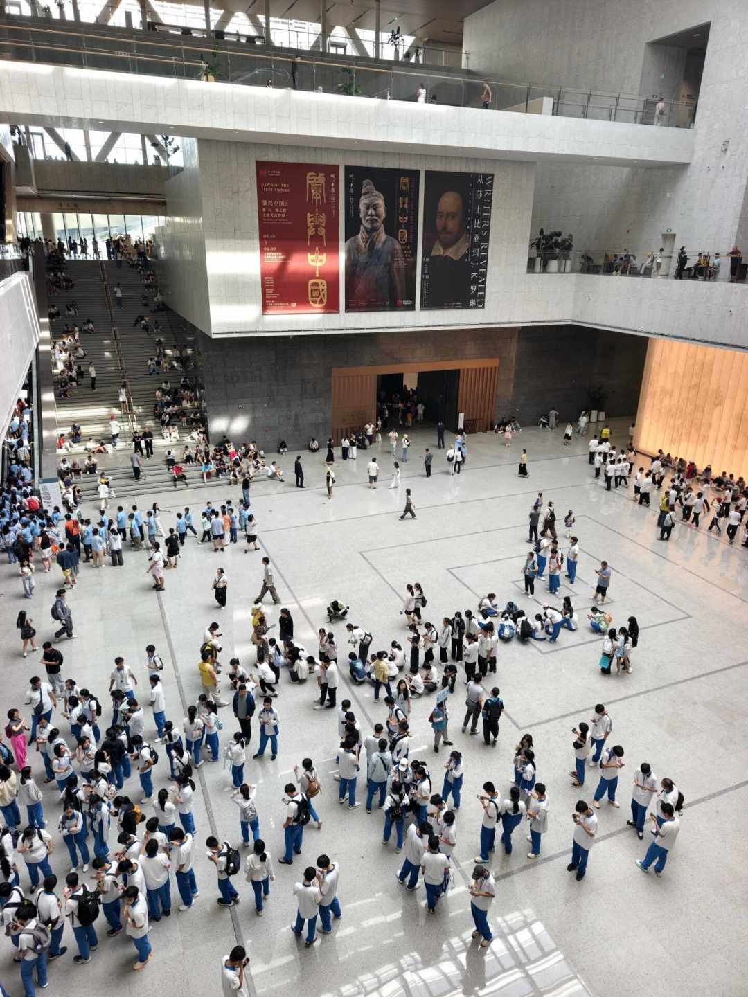 上博东馆青铜馆被研学团攻陷、隔壁书画厅却空着:免预约潮后第一个秋游季,散客错峰的时段、反穿、冷门厅三条定律我拿全网30多篇高互动帖逐个核完,规则地图和国庆前决策表都在这,进馆前先看这篇