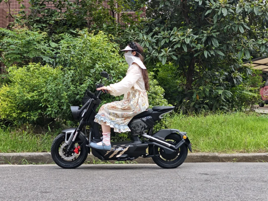 艾莲5399、邦布4199:翻完雅迪×绝区零两个月的提车帖和投诉帖,我把四款联名车的地区暗菜单、礼盒缺货和品控坑理成了三张清单