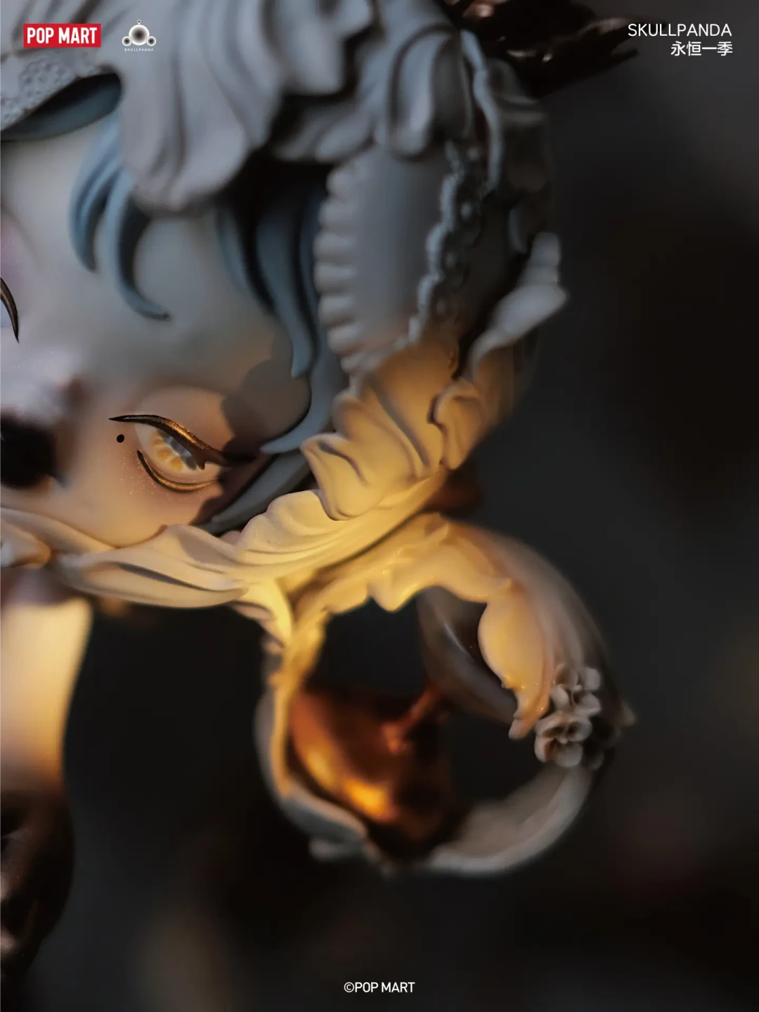 黄牛夜排、官方开售前48小时叫停：SKULLPANDA 1280元八周年大娃改免费抽选，9月11日首轮100体——历届周年限定最高挂到5500元，三类玩家先看行情再冲