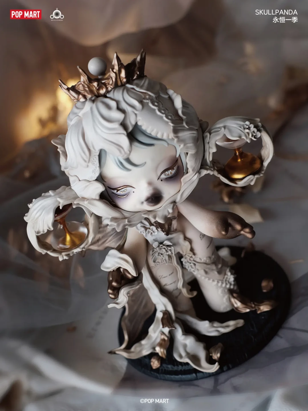 黄牛夜排、官方开售前48小时叫停：SKULLPANDA 1280元八周年大娃改免费抽选，9月11日首轮100体——历届周年限定最高挂到5500元，三类玩家先看行情再冲