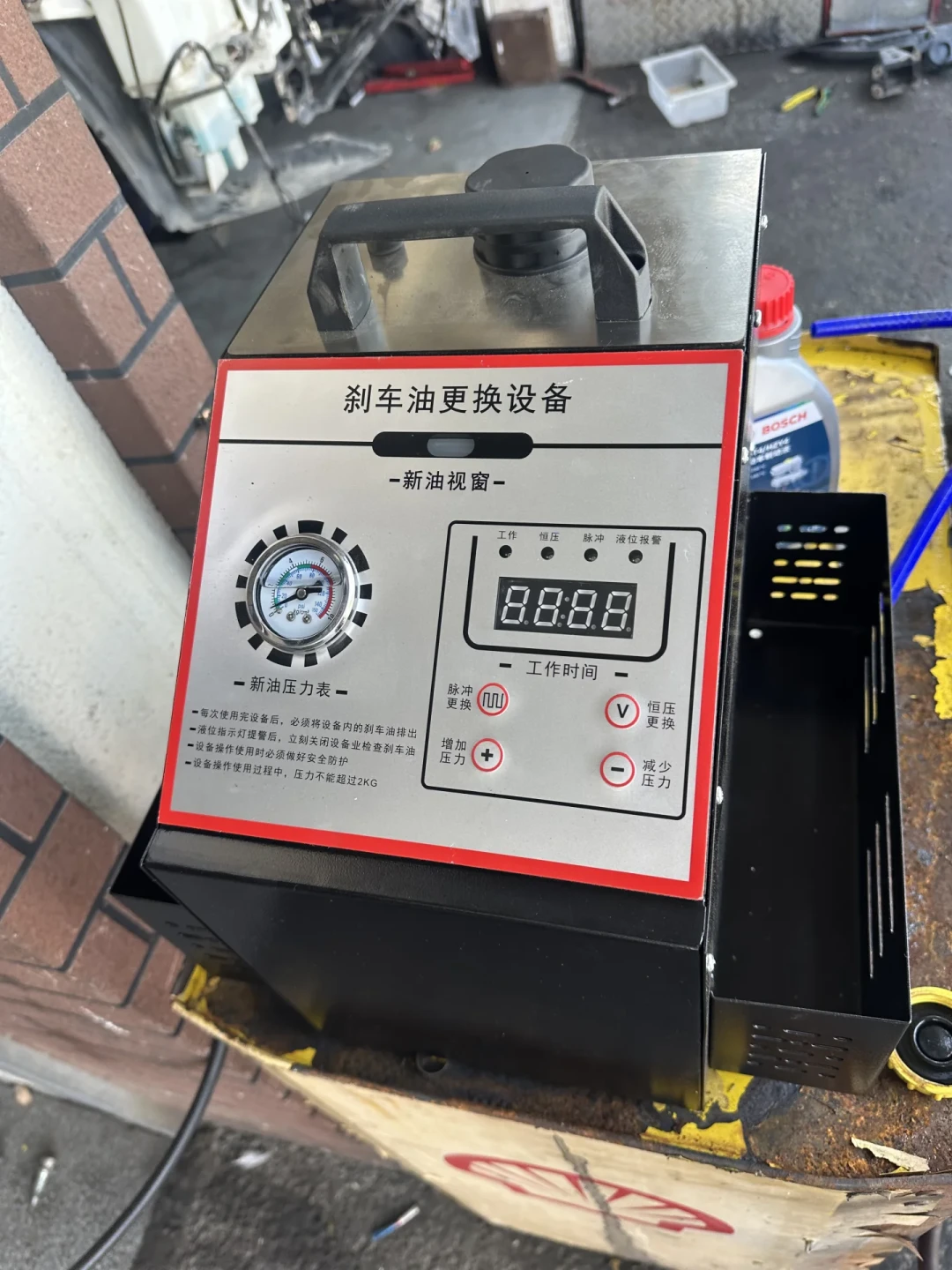 4S店说满2年必换，网上说开到卖车不用换，检测笔说3%就是红线：对完7组真实读数、6家门店报价和一起“换完就失灵”自述，国庆山路出发前我把刹车油拆成三道口径