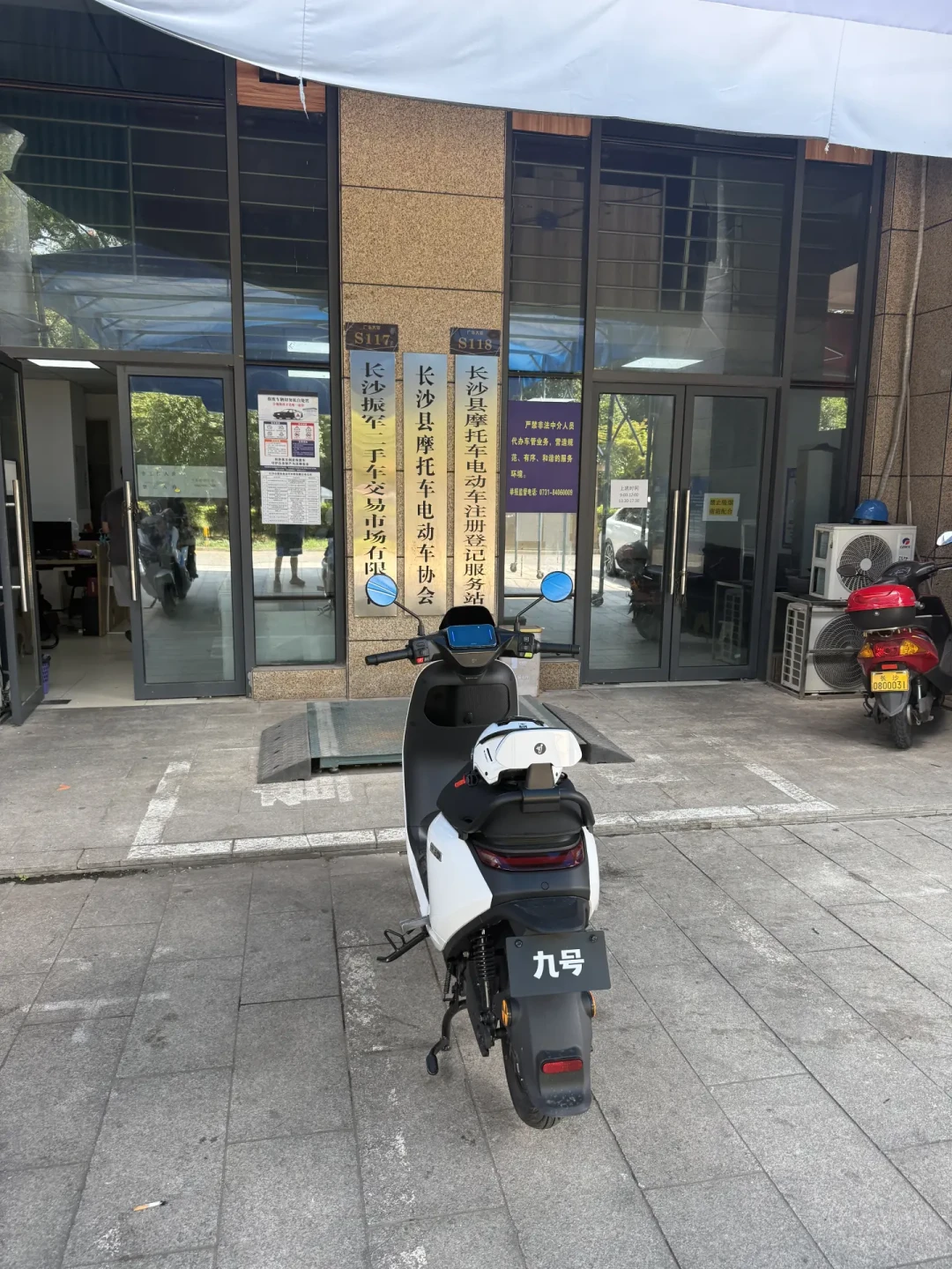 15000元选油摩还是电摩？“电摩元年”新车扎堆后把三本账重算一遍：手续成本油电已拉平，4000元档电摩三年省出一辆车，15000元档快充还差四季度一步