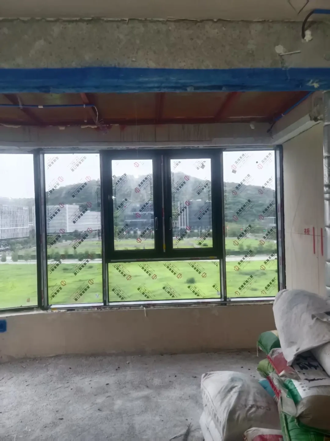 杭州男子4万的窗户台风天漏水上热搜:翻完20个漏水原因和今晚的漏水投诉帖,水从哪进来决定找谁——发泡胶本来就不防水