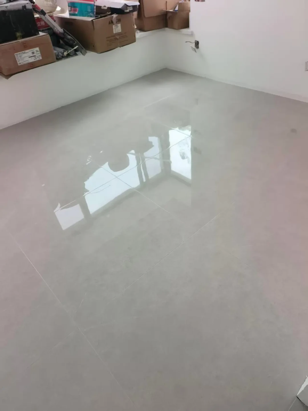 美缝师傅说「20一米真聚脲才不黄」:一半晒「全屋1000块自己搞定」,一半哭「120平报8000、自废3把胶枪」——翻完小红书、知乎、B站三个平台的晒账单帖、一张杭州包工包料价目表和一组国标指标,我把一米一平的换算差、按区域分材料和下单前必问的6句话理清了