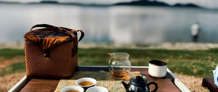 距中秋16天，茶席的“照片仗”开打：一半人攒着9种构图，一半人把琥珀茶汤拍成酱油色——对完6个茶拍账号约120条帖子、2条高收藏帖合计122条评论，3个杠杆、3条路线、3条红线，待客按快门前一次说清
