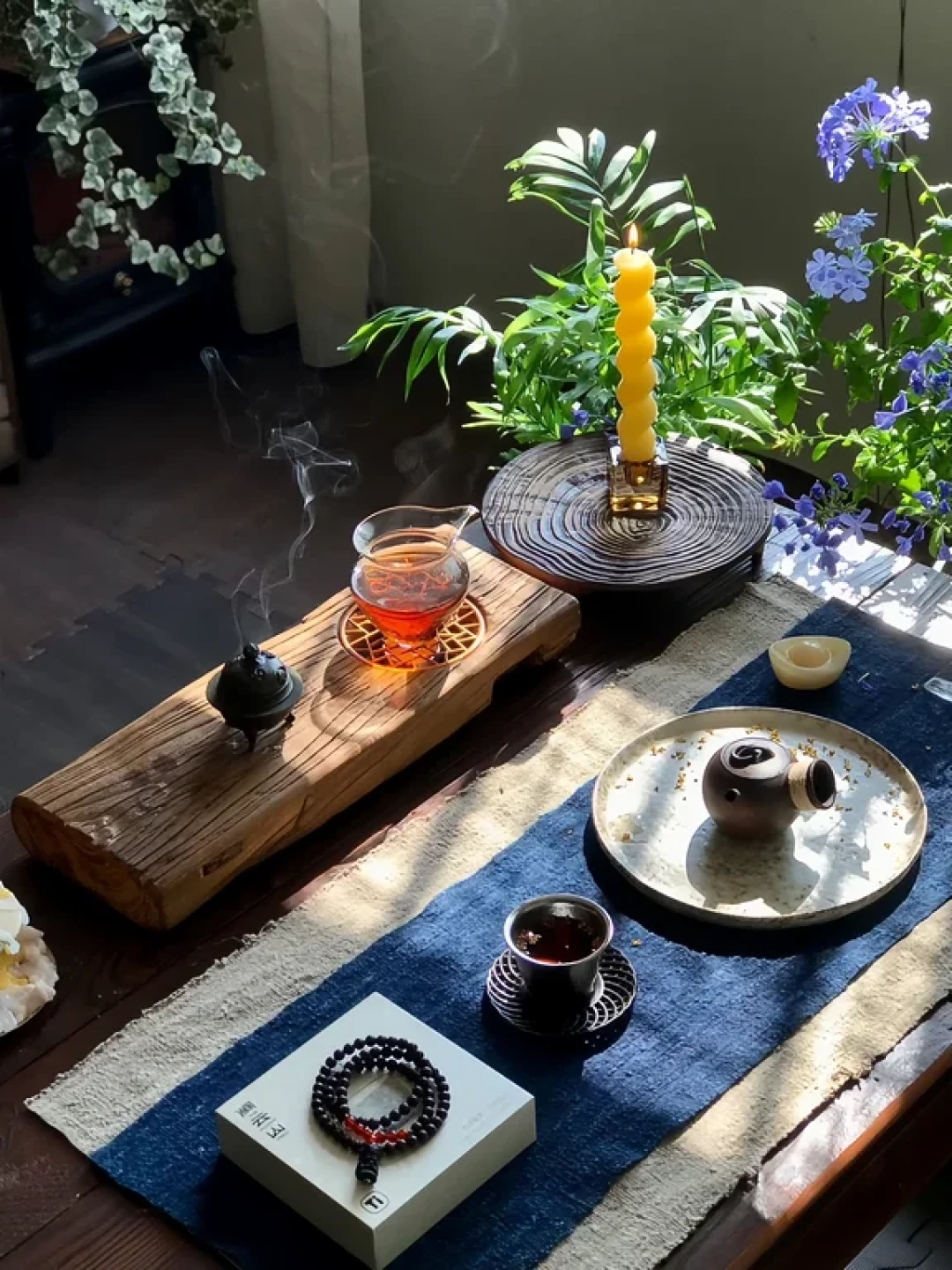 距中秋16天,茶席的“照片仗”开打:一半人攒着9种构图,一半人把琥珀茶汤拍成酱油色——对完6个茶拍账号约120条帖子、2条高收藏帖合计122条评论,3个杠杆、3条路线、3条红线,待客按快门前一次说清