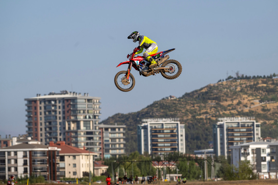 MXGP上海站周五开跑：亚洲唯一分站、百年首个中国厂队、第六冠来主场——三天怎么挑、看台怎么坐、免费路线和联票的坑，我排成一篇