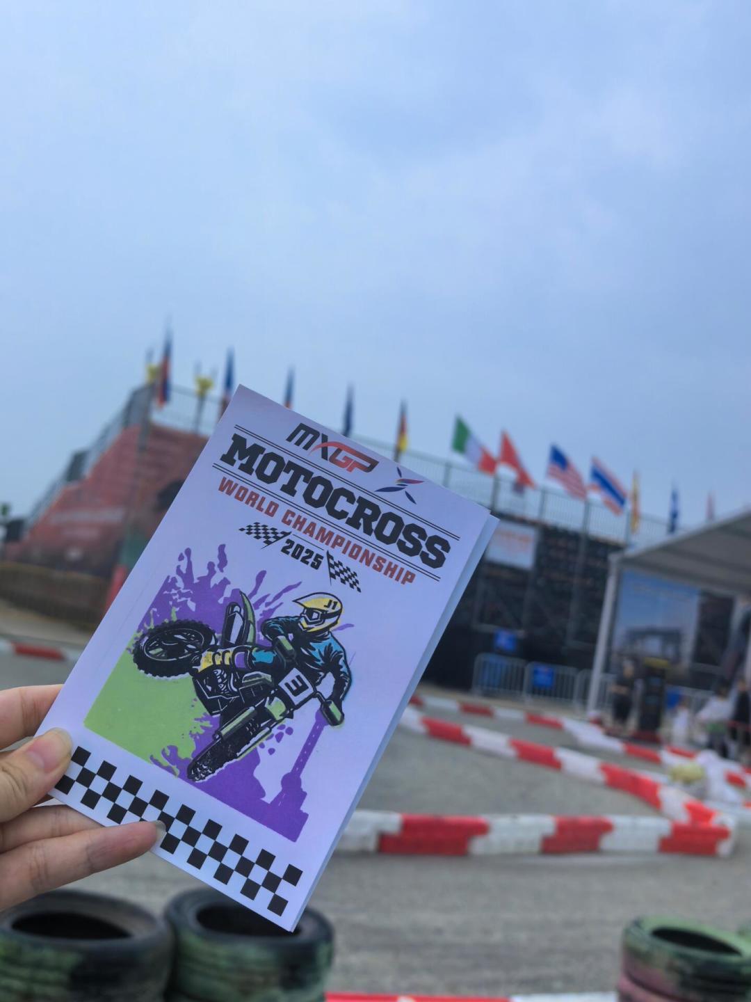 MXGP上海站周五开跑：亚洲唯一分站、百年首个中国厂队、第六冠来主场——三天怎么挑、看台怎么坐、免费路线和联票的坑，我排成一篇