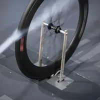 马牌Aero111推出32mm加宽版：940元一条的「全球最快」，对完官方文案、三条车主长测和开裂脱圈实录，前轮换不换三本账划清了