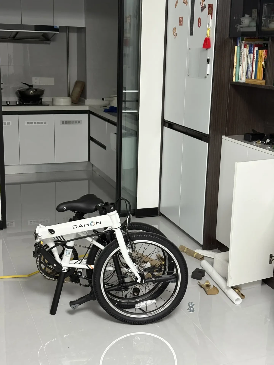 P8青春版凑到1910拿下：经典与青春官方差1200、街面只差900——翻完炸胎帖、收轮组帖和“骑不快”帖，四组配置差异、三本隐藏账、4种人理清了