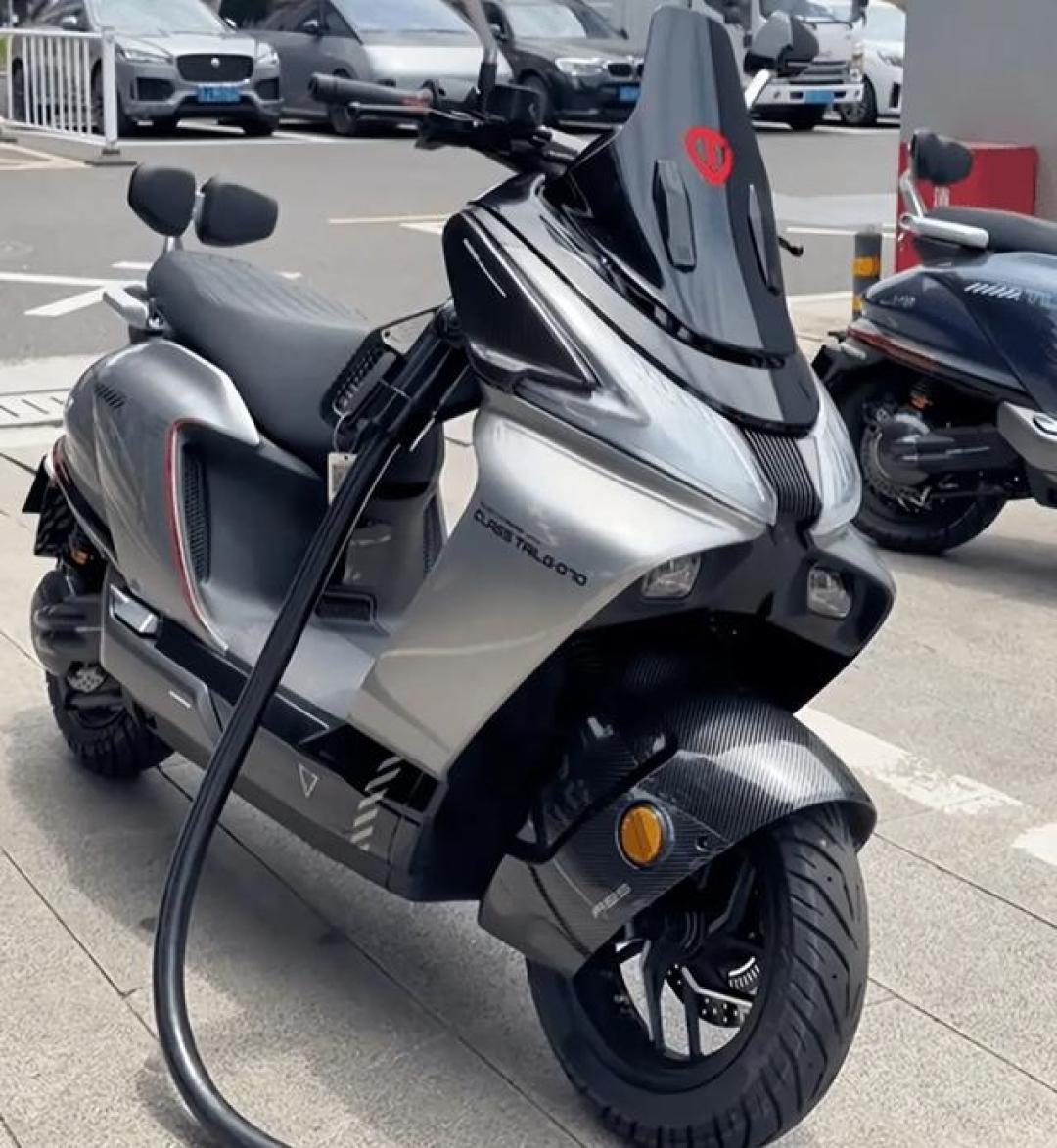 14999元的电摩还是9880元带ABS的油车:通勤党的“电还是油”被677条评论吵翻,买车、用车、残值三本账一次算完,三种人三个答案