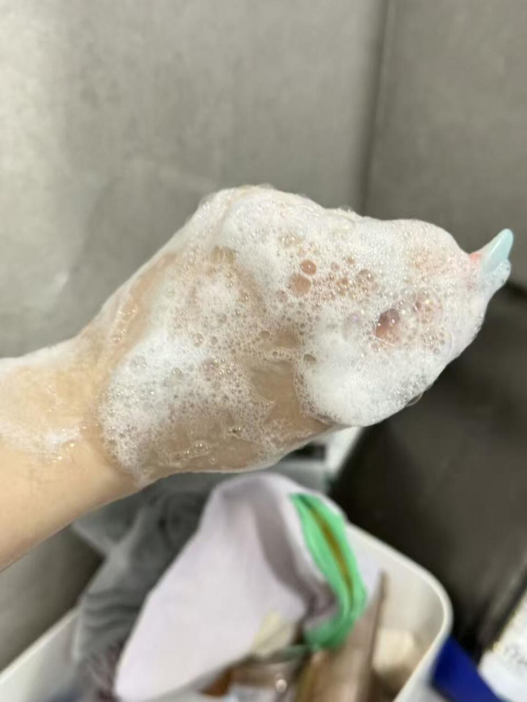 “每天用洗面奶洗脸致皮炎”热搜后,精简党换成清水又刷到翻车帖:入秋该换的是洗脸方案,不是瓶子