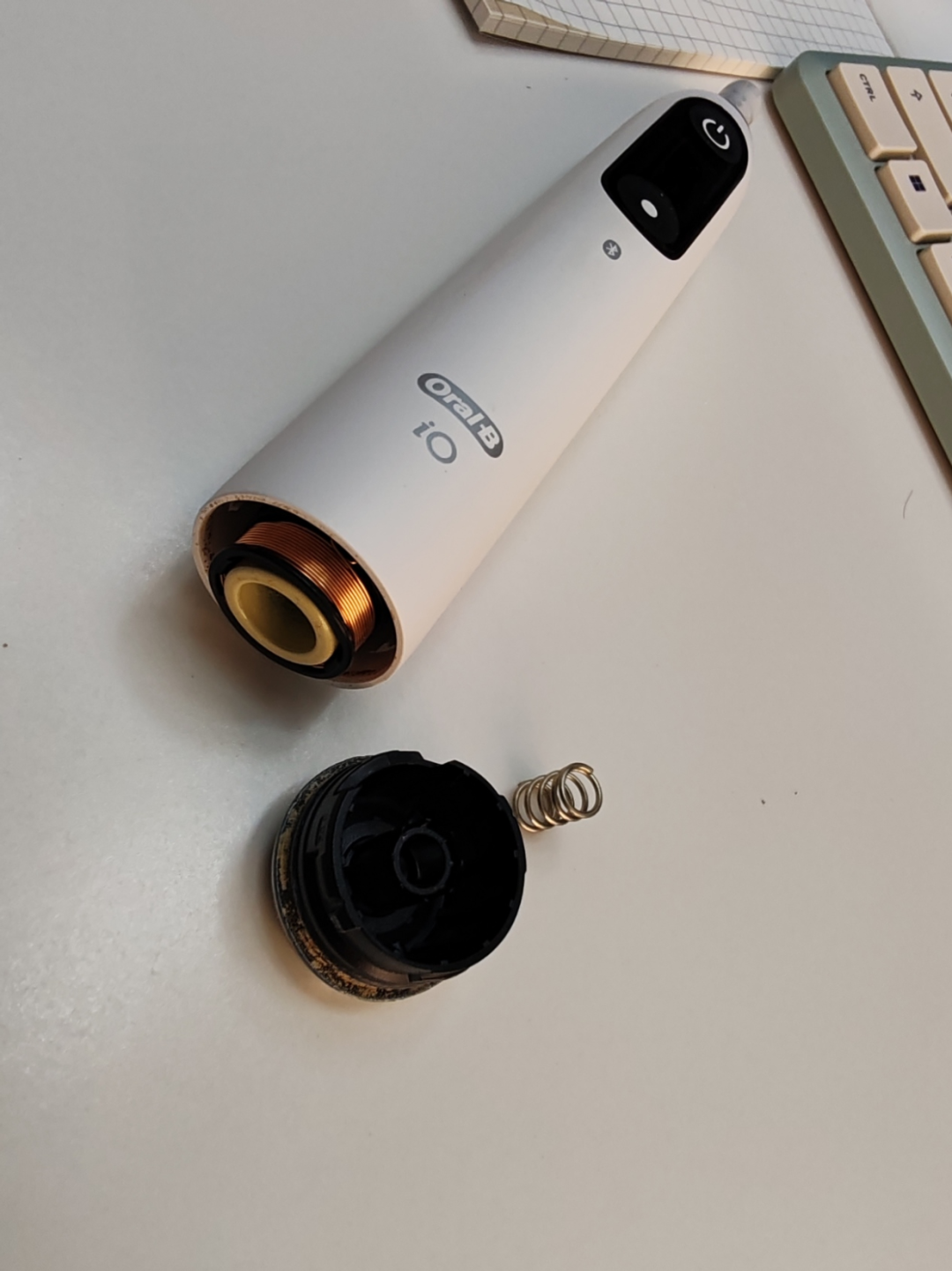 电动牙刷换电池，有人15块救活有人十分钟报废：塞爱乐普进牙刷之前，先撬开底盖看清那行字——1.2V的随便换，3.7V的别动手