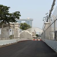 F1要到10月9号才开赛，国庆新加坡的酒店凭什么翻倍：对完今天刚上架的"不加价"清单、去年国庆实价和九元那张559的单程票，10月坡府的三个峰两个谷，照着走就行