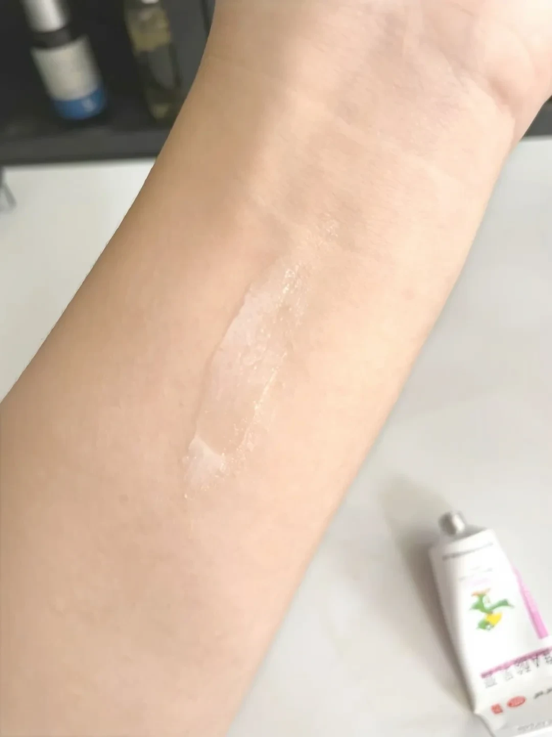 十几块的维A酸顶替几千块精华?我把这个夏天的打卡帖、翻车帖和两家药企的卖货帖全翻完,才敢说这笔