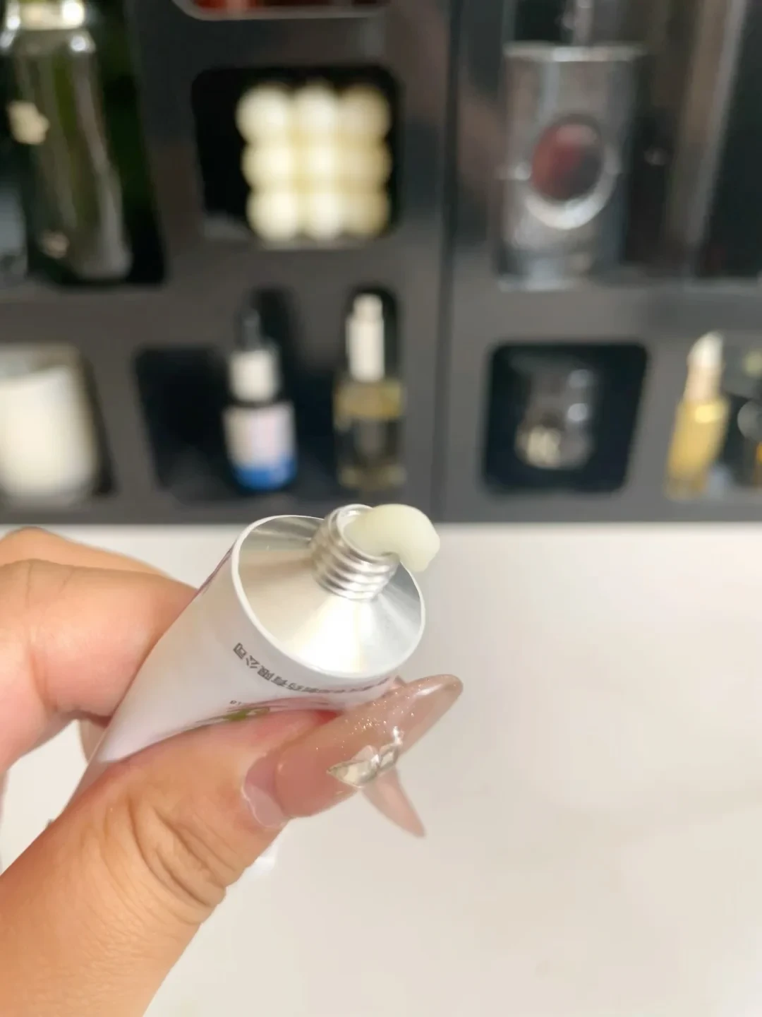 十几块的维A酸顶替几千块精华?我把这个夏天的打卡帖、翻车帖和两家药企的卖货帖全翻完,才敢说这笔