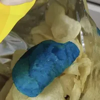 乐事世界杯限定跌到3块9，货架上还混着“蓝薯片”那批新包装：日期、包装、品控、价格四本账，我一次摆清