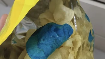 乐事世界杯限定跌到3块9，货架上还混着“蓝薯片”那批新包装：日期、包装、品控、价格四本账，我一次摆清