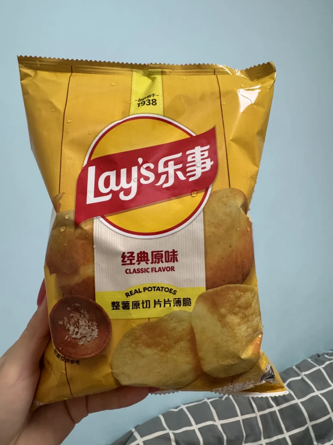 乐事世界杯限定跌到3块9,货架上还混着“蓝薯片”那批新包装:日期、包装、品控、价格四本账,我一次摆清