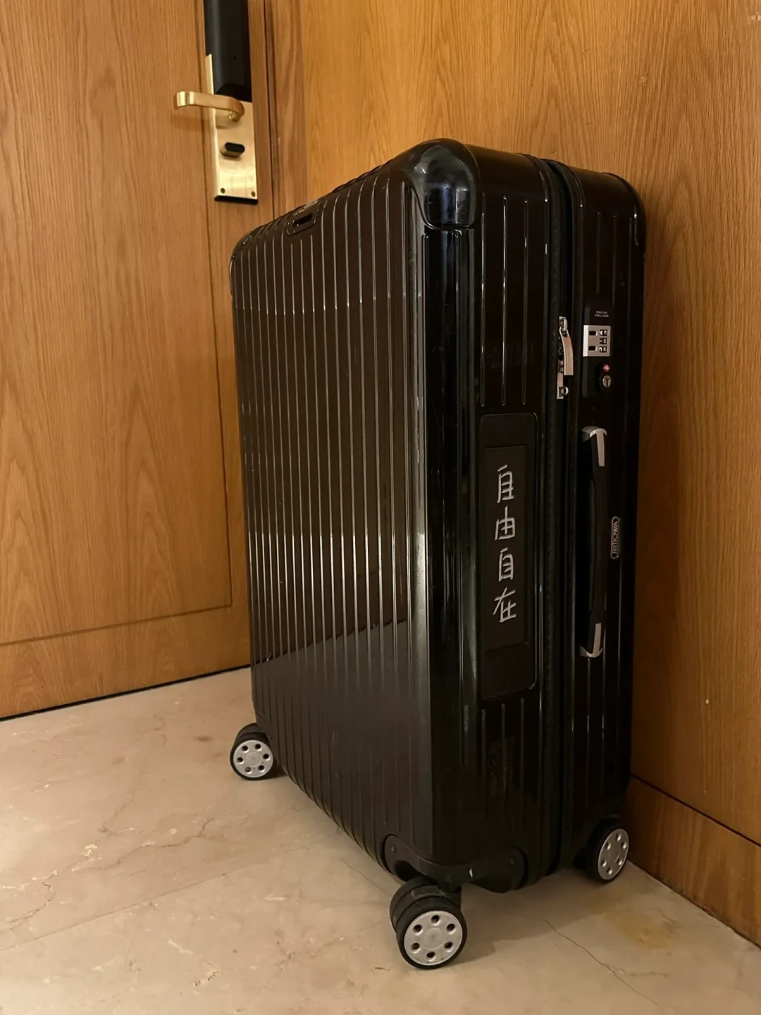 日默瓦老箱上那块睡了好几年的电子屏:国庆前用两节七号电池和一个App唤醒它,但先过腐蚀、注册、图幅这三关