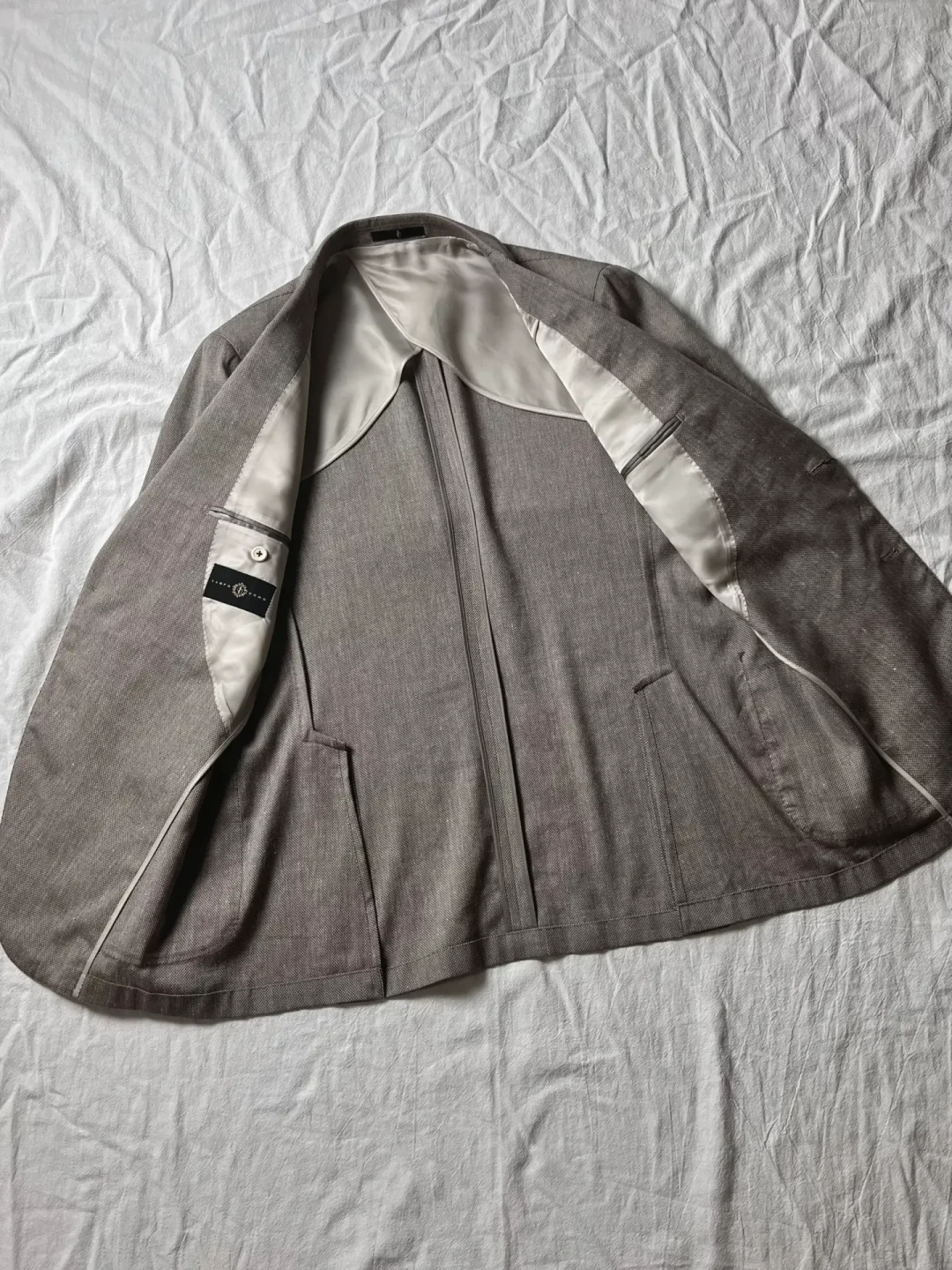 蓝豹还是Suitsupply？先别看排行榜，看日历：一个靠店庆满减，一个等电商两折