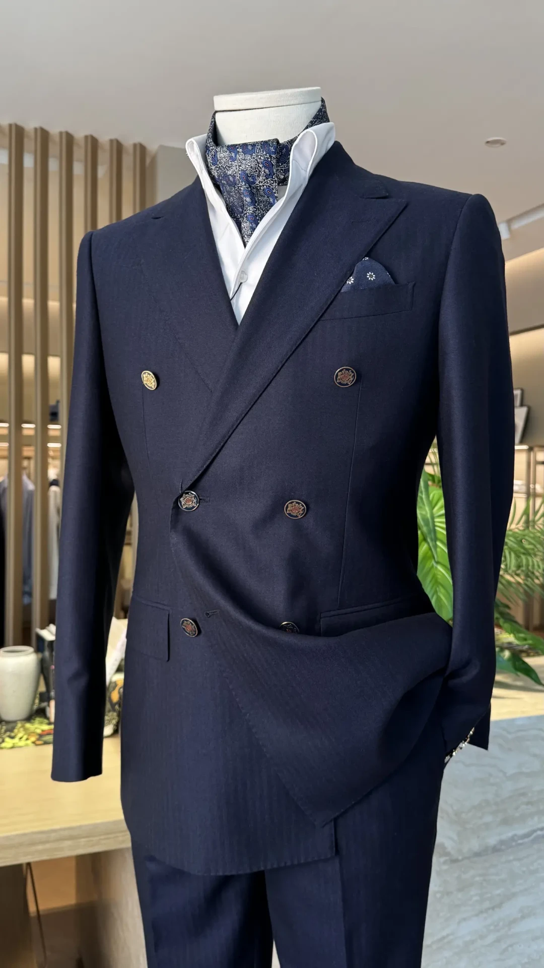 蓝豹还是Suitsupply？先别看排行榜，看日历：一个靠店庆满减，一个等电商两折