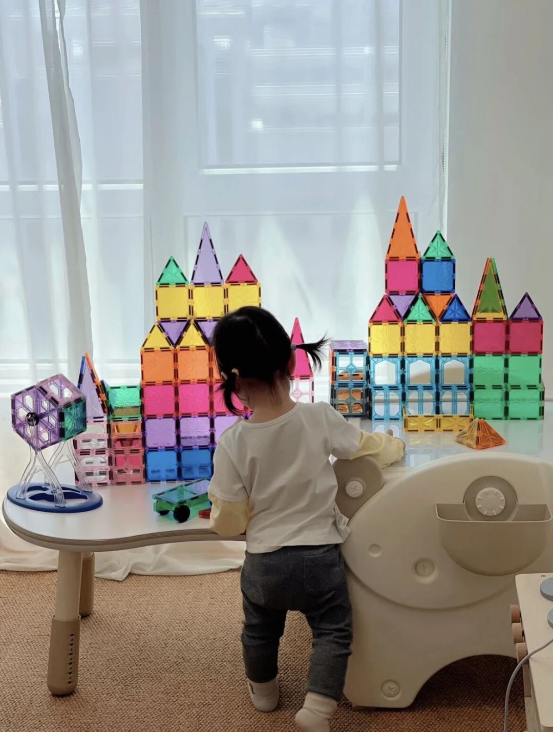 孩子玩磁力片