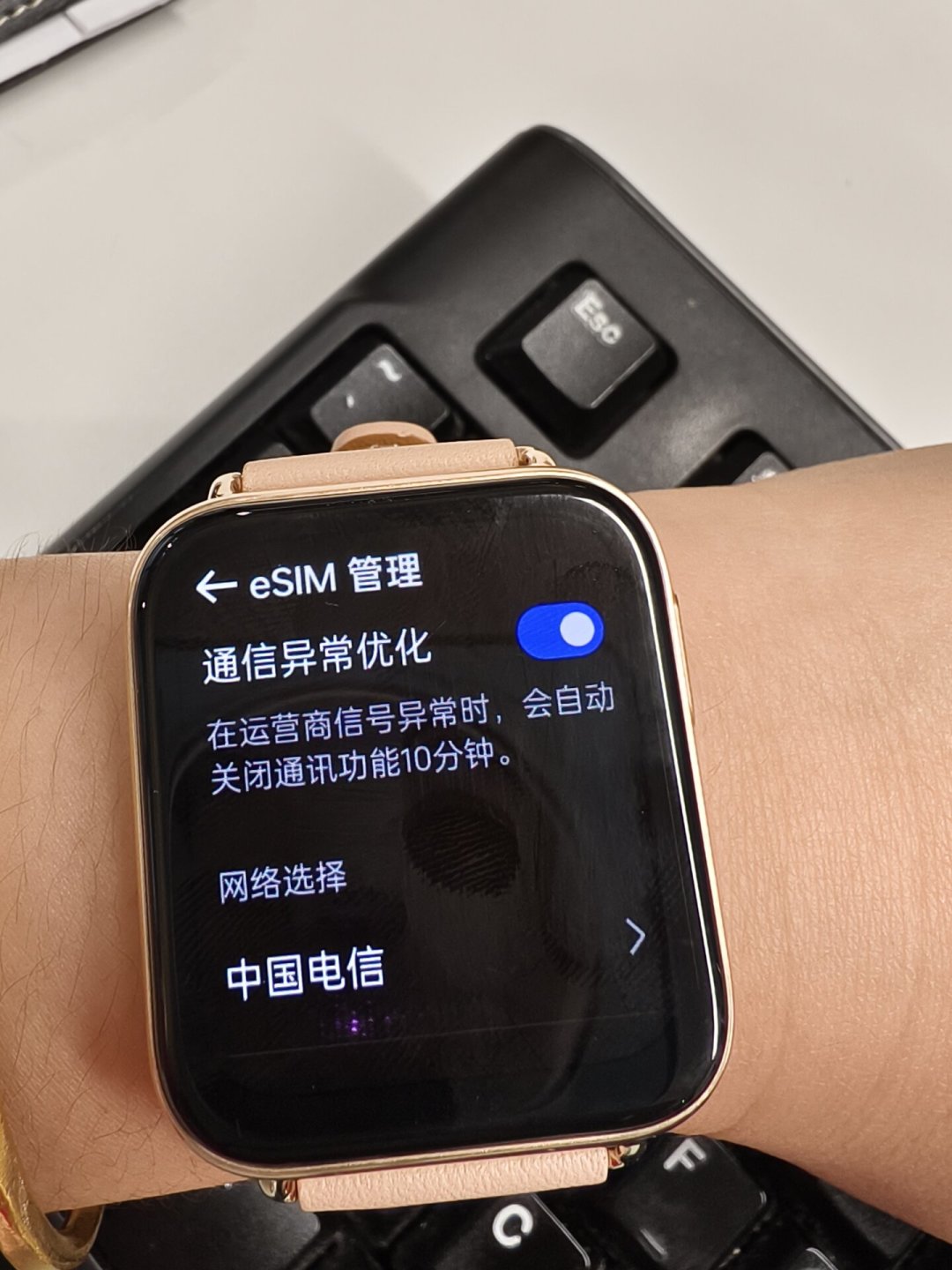 苹果这夜之后:iPhoneDuo砍了卡槽、18Pro留着实体卡——拿电信号买新iPhone前,先把这5个数字对完