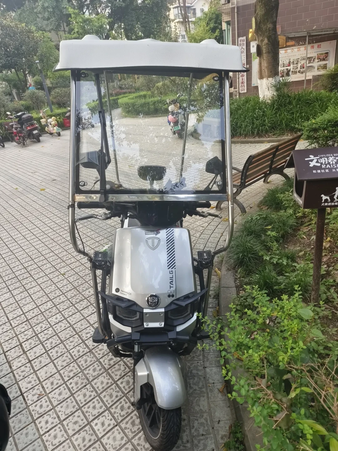 台铃自封“骑手第一名”榜单:国庆抢跑外卖前,先算完苍穹4笔晒单价、2条租车警告帖和换电行情这三笔账