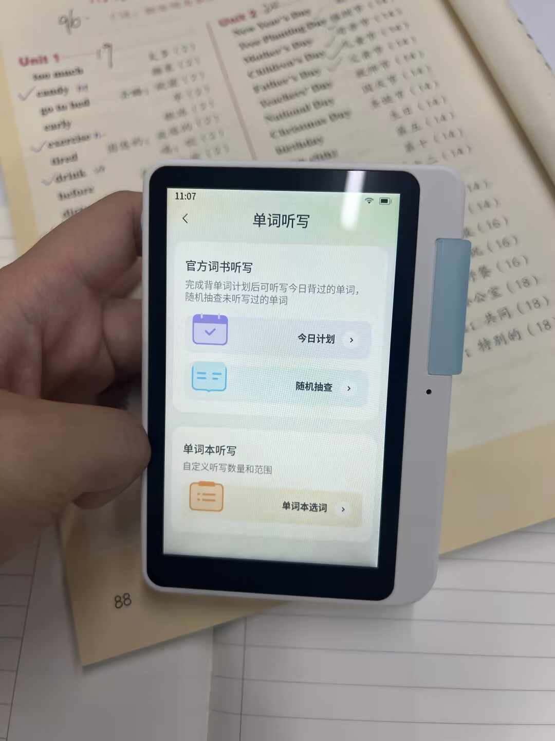 百词斩把单词机卖成了手机阵列：拆完40条热帖才发现，一半在喂你软广，选哪台先过三道题
