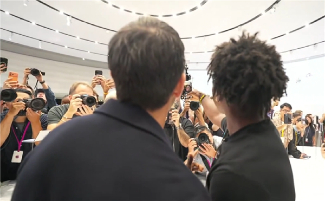 甲亢哥见到苹果CEO特努斯!手持iPhone Duo合影 现场翻跟头