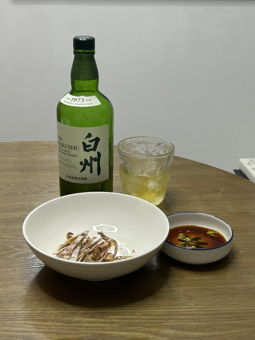 半瓶喝不完的白州,全网给出的答案是下酒菜:有人骂糟蹋酒,有人已经真香