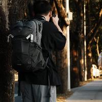 为梗入坑的人，最后都卷进了小鹰的"另一条线"：通勤选包的分水岭是电脑尺寸，同一只包价差能到 300