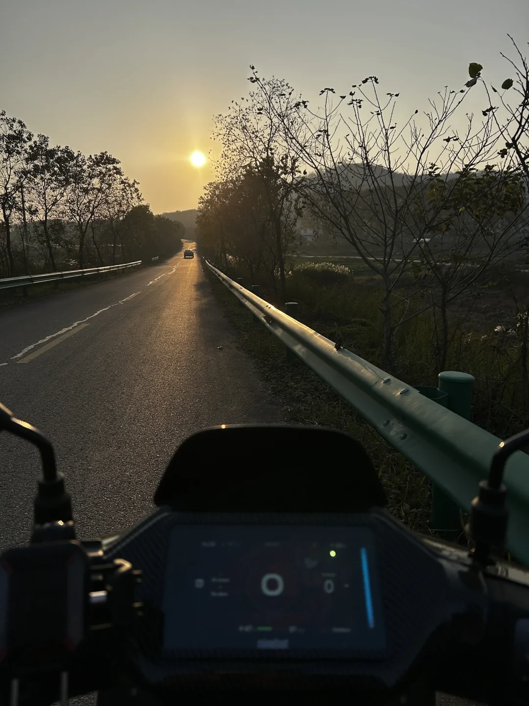 电摩开始跑山了：翻完四平台爬坡断电与下坡热衰实录，2万8买的是什么，进山前先想清楚这三件事