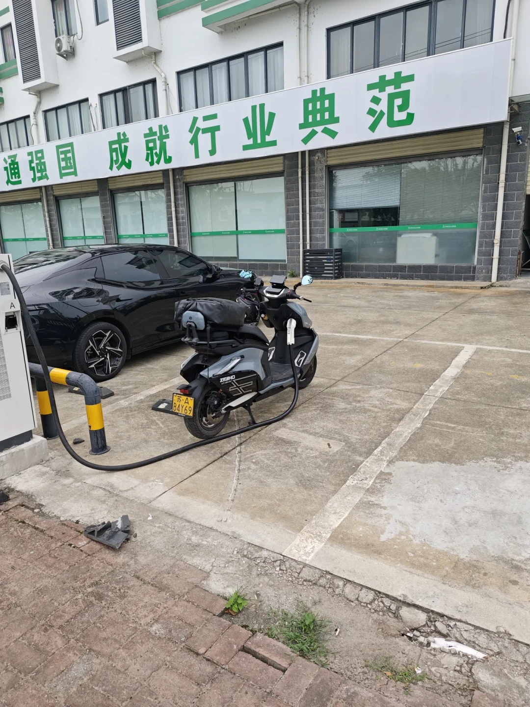 电摩开始跑山了：翻完四平台爬坡断电与下坡热衰实录，2万8买的是什么，进山前先想清楚这三件事