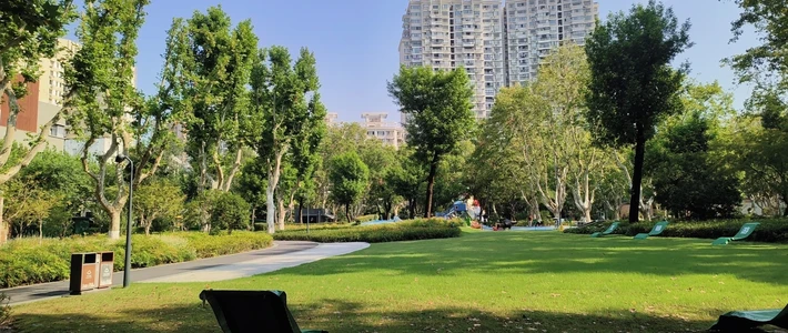 入秋露营先别急着买天幕：核完8城10个点位的大草坪规则，安全顺序是野餐垫、帐篷、最后才是天幕