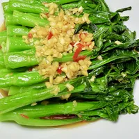入秋又爆火的"半杯水5克油"炒菜法：我对完央视六年前的原文和三个月的翻车帖，劝你先拿这3类菜试