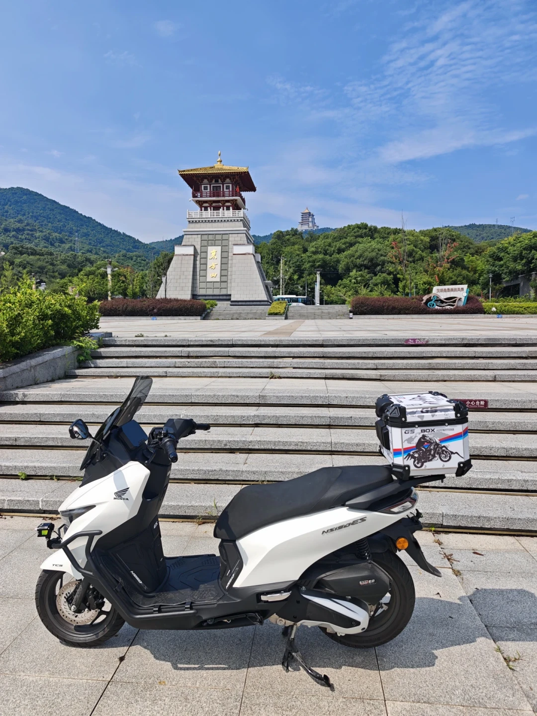 店里催500公里,手册写4000,卡上标2000:对完20多位新大洲车主的首保帖,6年质保全记在这张小卡上