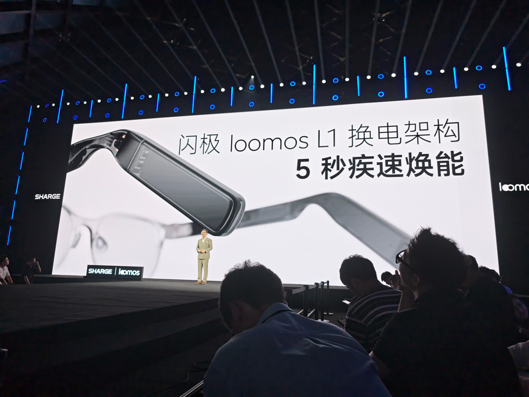 iO刚晒完550元补偿,L1的9月17日就到了:两副AI眼镜第一周的槽点,我按