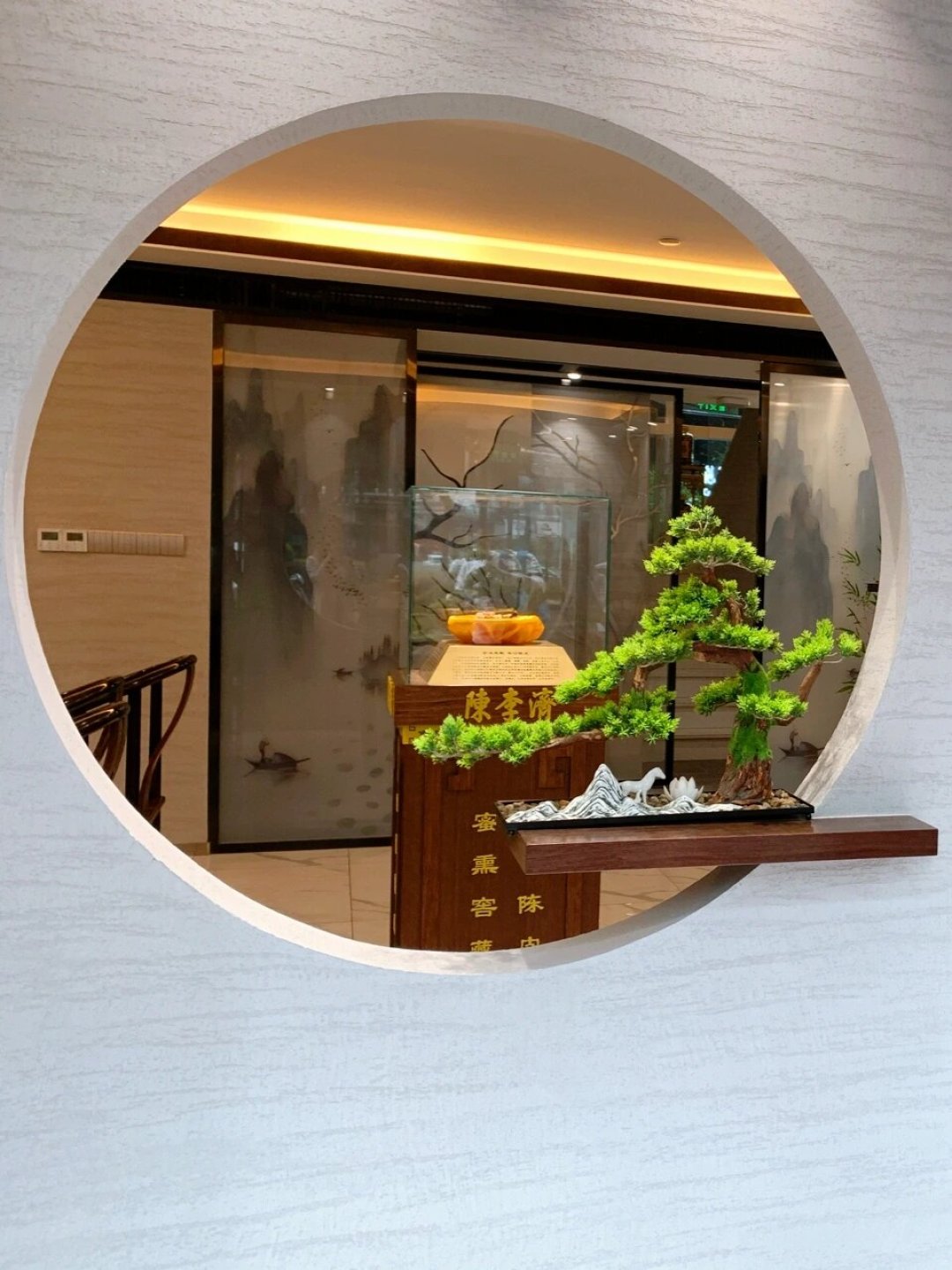 人民日报给了半版,小红书上的笔记却多是店员在发:陈李济的新中式茶馆,值不值得去