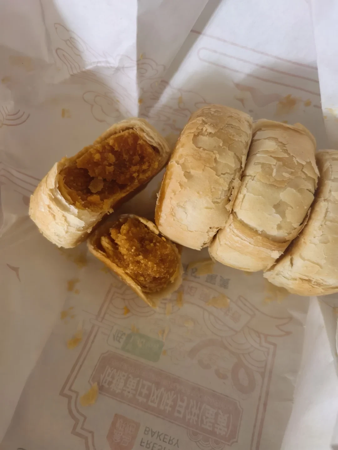 低糖月饼今年刷屏了:糖砍掉95%,热量反而多了11千卡——我把中秋月饼对了三笔账,减脂党该看的不是“糖”那行