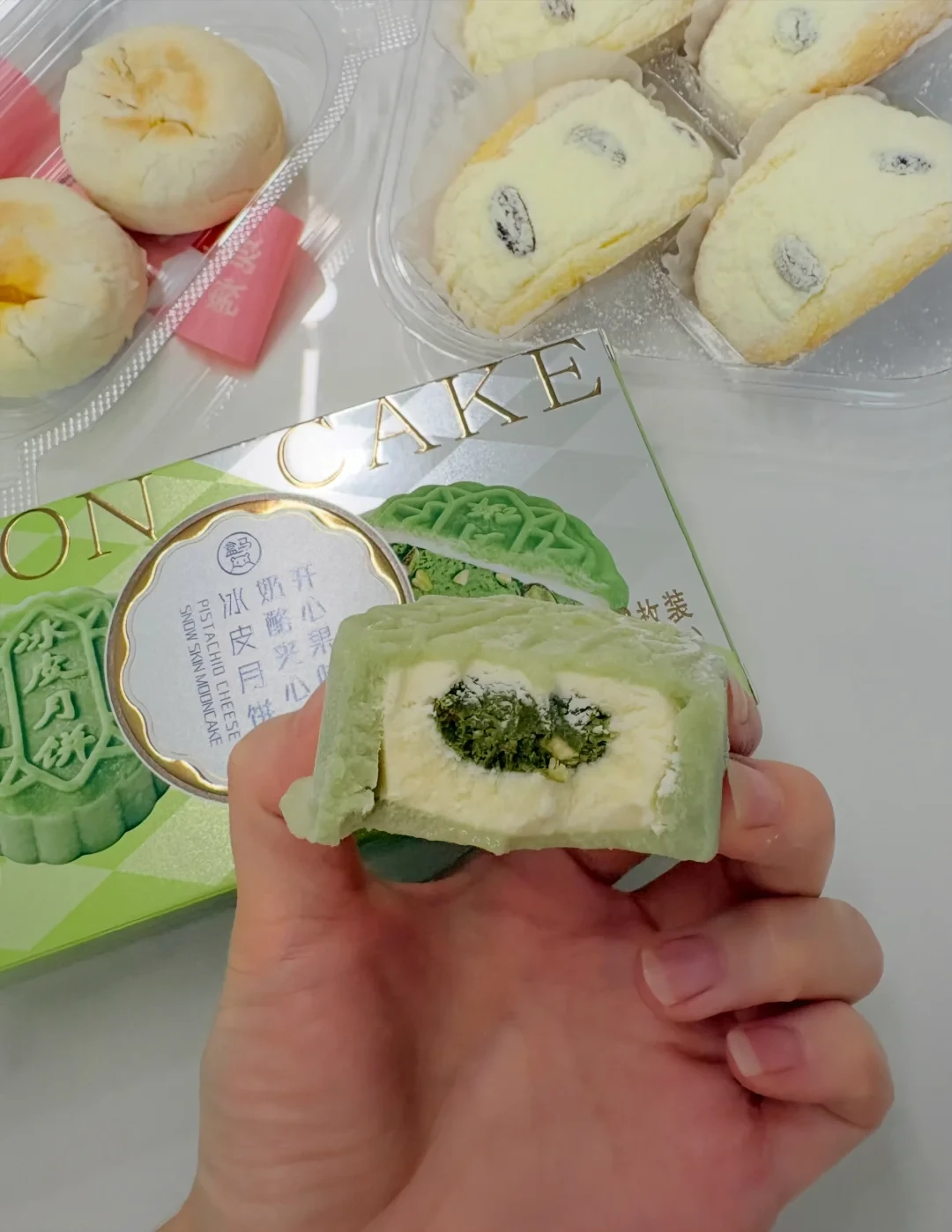 低糖月饼今年刷屏了:糖砍掉95%,热量反而多了11千卡——我把中秋月饼对了三笔账,减脂党该看的不是“糖”那行