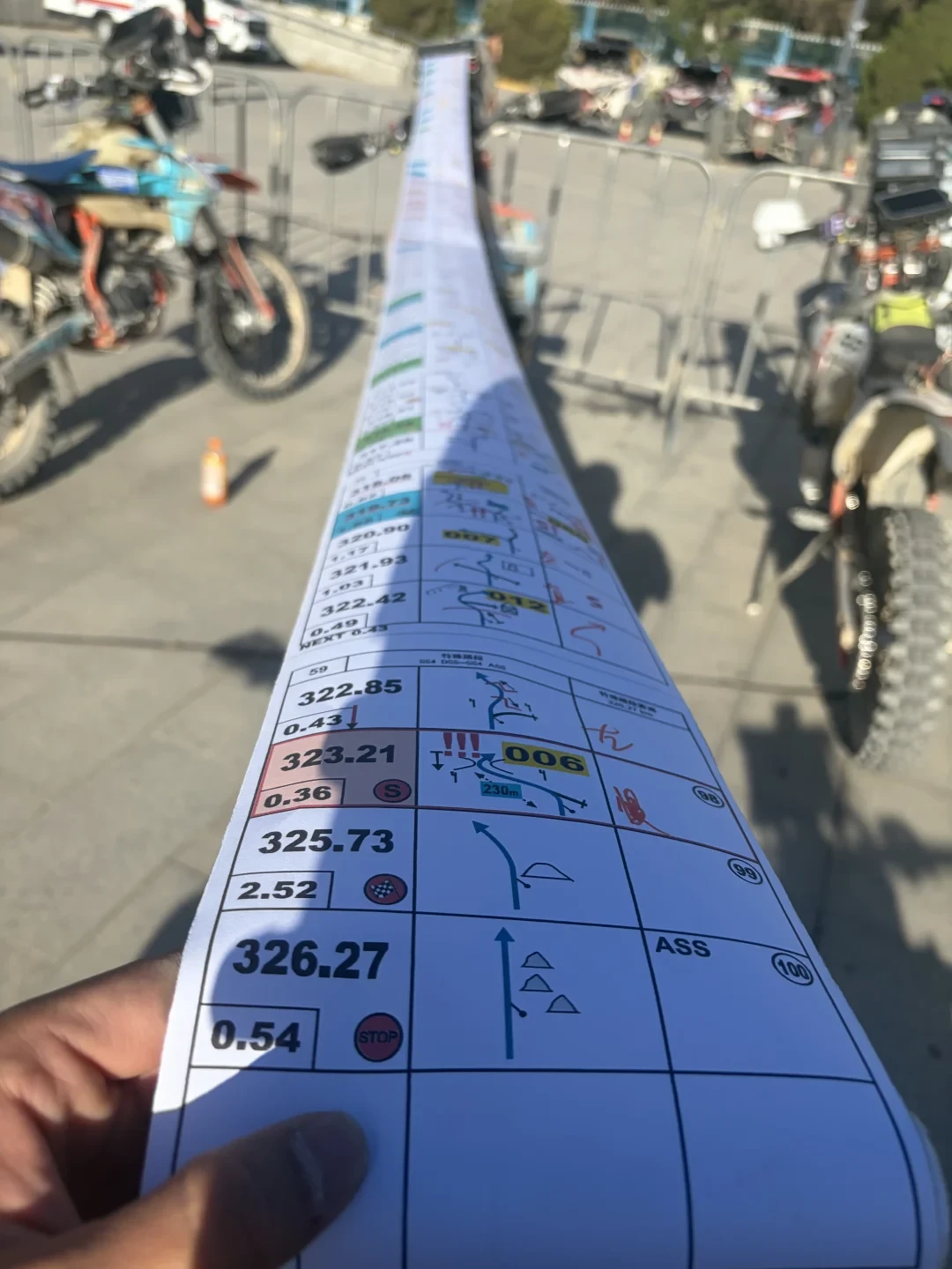 全营技师不许碰车:大海道马拉松赛段无后援开跑,越野拉力赛的冠军要在沙漠里这夜定