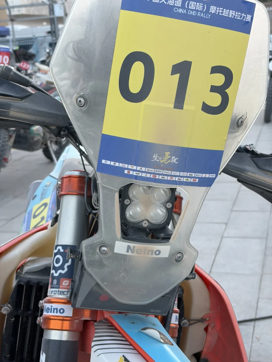 全营技师不许碰车:大海道马拉松赛段无后援开跑,越野拉力赛的冠军要在沙漠里这夜定