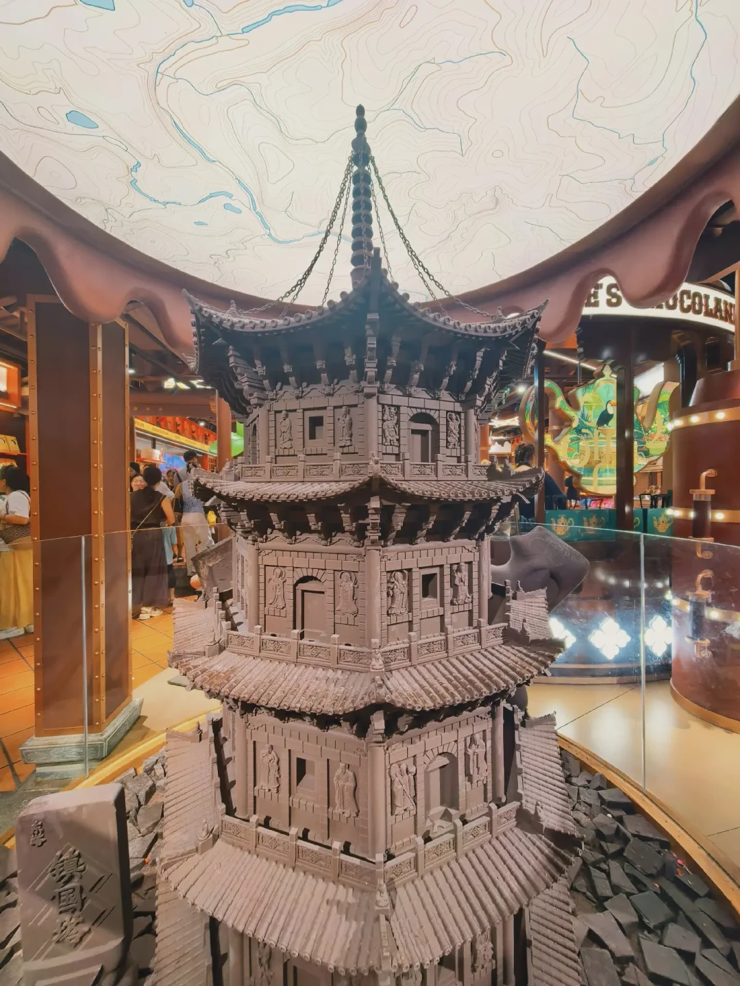 “查理与巧克力工厂”开遍全国:螺蛳粉和东西塔都雕成了巧克力,这张金奖券还值得去吗