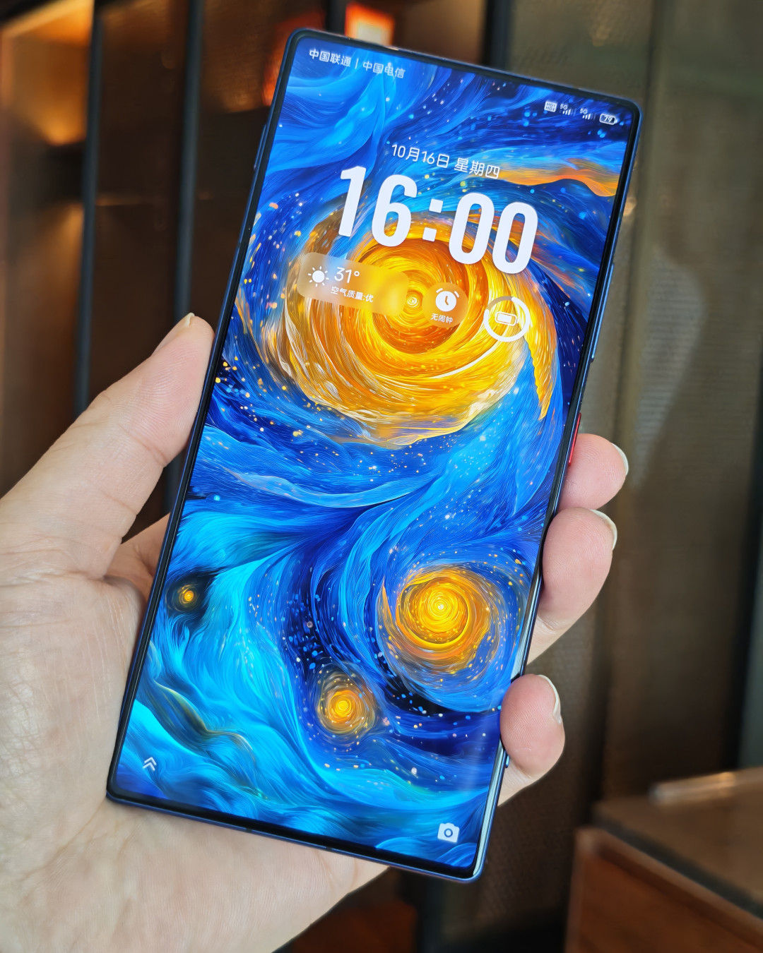 iPhone Duo内屏“挖掉了开孔”:屏下手机要不要上车,先把这三笔账算清