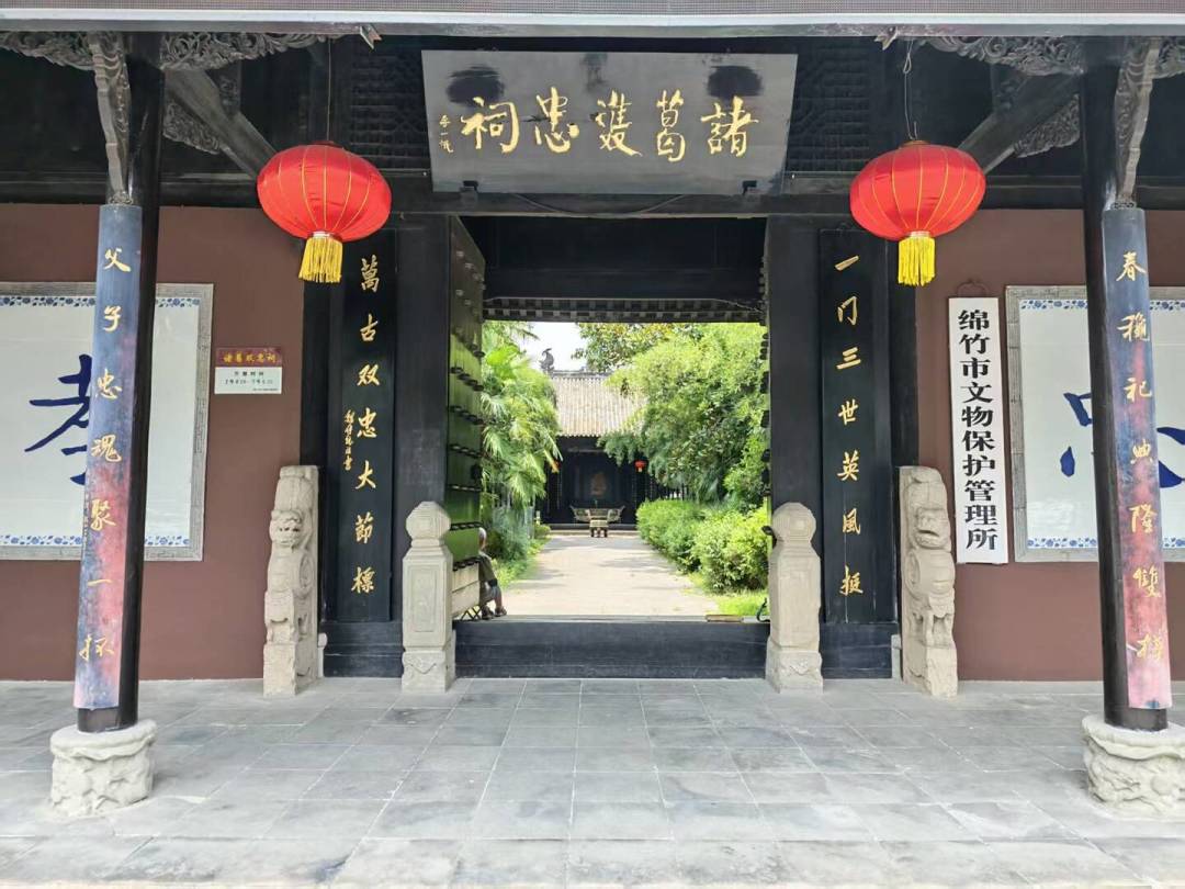 知乎这条2153赞的问题热了小半个月：郭攸之、费祎、董允真