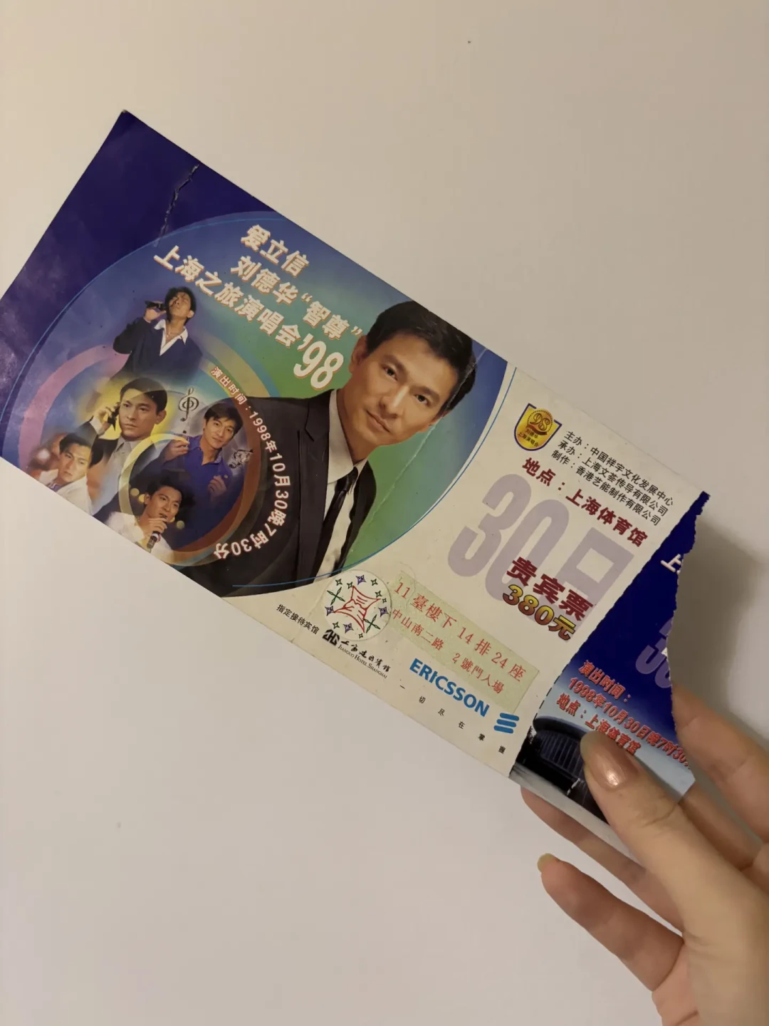 「签名是假的，感情是真的」第三次刷屏：翻完这三年的真签晒单，刘德华签名的来路只剩一条