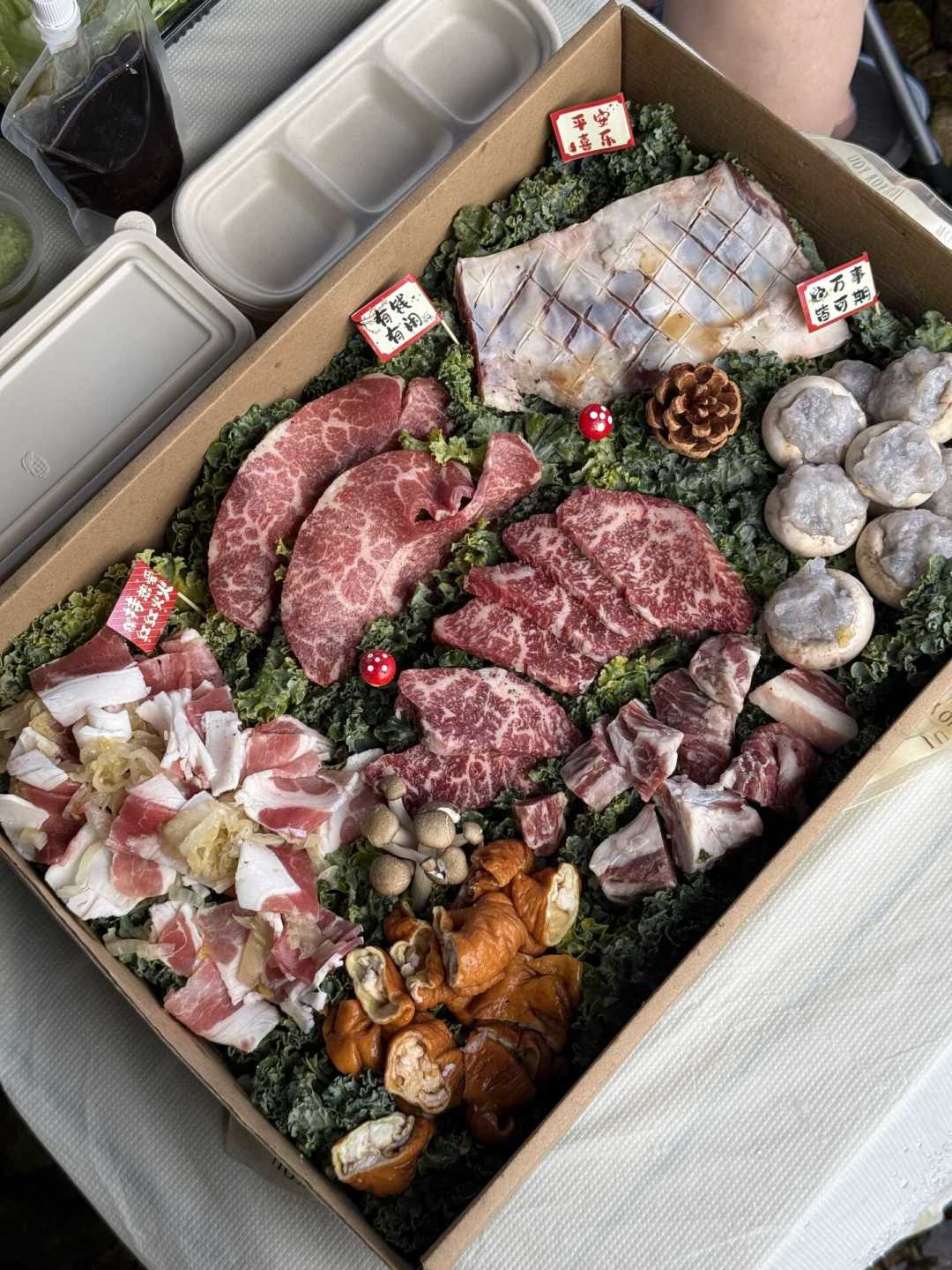 88块的烤肉盒子、199的肉盒、90块外卖近20打包费:国庆露营的肉账,先算完再点火