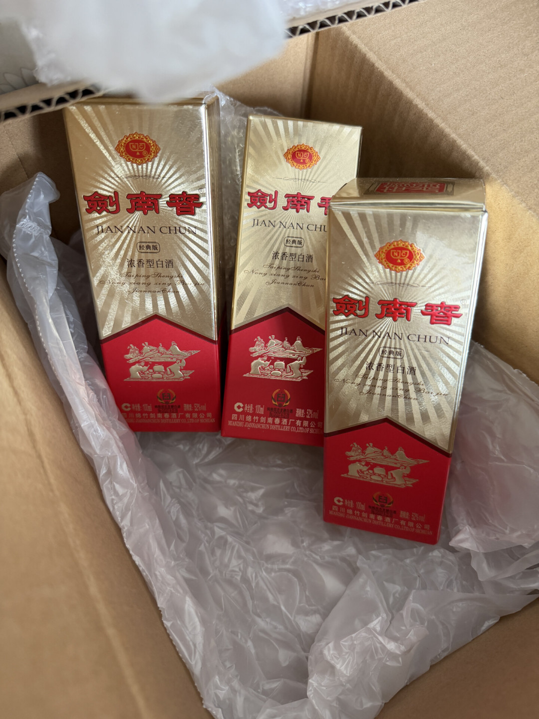 蹲了半年补货、私出69元:这瓶100ml的水晶剑小酒,每毫升更贵,为什么大家都觉得自己赚了?